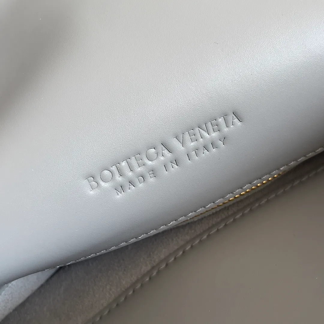 Batch 1680 Inspired by the 1970s, the Bottega Veneta women's logo shoulder bag has a smooth leather surface that brings a clean and handsome feel, just like the neatness and tenacity of a working woman. The front buckle is made of high-quality hardware pendant, the overall retro elegance, and the excellent leather feels soft. This Bottega Veneta series can be described as beautiful, weakening the complexity of the outfit, not competing for it, and only using the best quality to interpret itself. Style number: 806034 (large size) Size: 30*20*8cm
